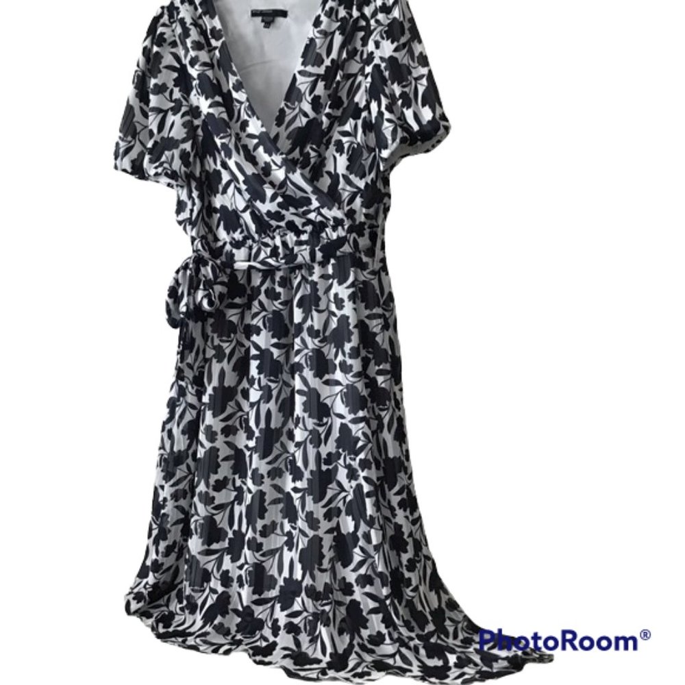 Dress 12 NWT $138 tag  Navy White Floral  Maggy London
